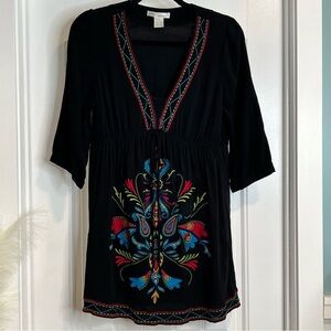 WD-NY‎ Black Tunic Blouse Beautiful Floral Embroidered Design. Size Large.